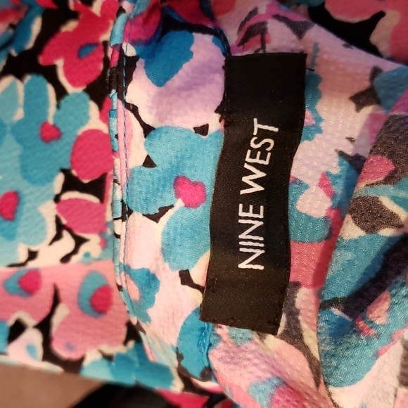 Crown and Ivy Lady's Sleeveless Floral with Ruffled Neckline and Arms - Picture 8 of 9